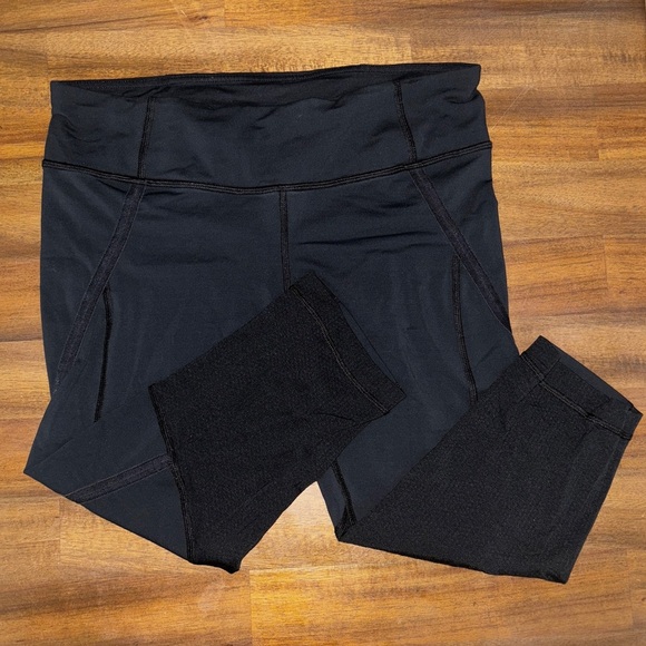 lululemon athletica Pants - Lululemon Size 6 Black Cropped Capri Leggings with Mesh Accent